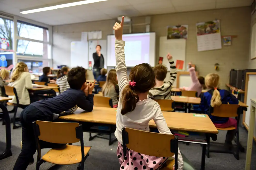Børn i et klasselokale.