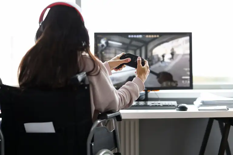 En pige spiller computer